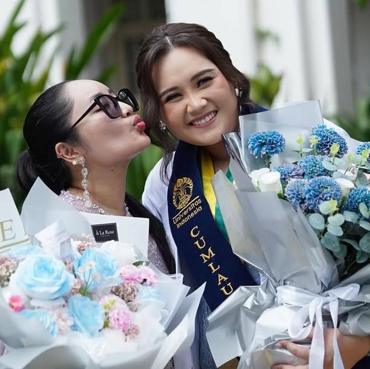 <p>Momen itu dibagikan langsung oleh Ira melalui foto dan video yang diunggah di media sosial. “Alhamdulillah…akhirnya perjuangan, kerja keras, & air mata itu terbayarkan selama 6 tahun.. Selamat untuk dr. Kyla Putri Nangkana, MRest, anakku tercinta,” tulis Ira, dikutip dari laman<em> TikTok@iramayasopha77,</em> Jumat (9/5/2025). (Foto: Instagram@irams2168)</p>