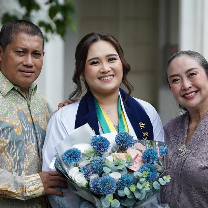 <p>Ira juga mengaku terharu dengan perjuangan Kyla dalam menyelesaikan pendidikannya itu. “Ketika hati dan airmata menyatu dalam rasa senang, bangga dan bahagia..saat mengucap syukur tiada tara melihat buah hatinya berhasil meraih mimpi dan cita-cita..semua terbungkus rapi dalam perasaan CINTA & SAYANG..mengalir seperti air, tanpa batas,” ucapnya. (Foto: Instagram@irams2168)</p>