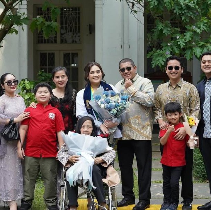 <p>Tak hanya itu, Bunda empat anak ini juga tak bisa menyembunyikan perasaan bangganya terhadap sang putri. “Kebahagiaan yang sesungguhnya dari orang tua, yang selalu bersyukur, melihat anaknya berhasil dalam pendidikan,” ungkap Ira. (Foto: Instagram@irams2168)</p>