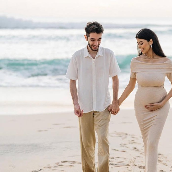 <p>Jharna Bhagwani dan suaminya Husein Nasimov maternity shoot di tepi pantai saat hamil anak pertama. Mereka tampil mesra dengan beberapa potret yang dibagikan di Instagram. Tak hanya itu, mereka juga bahagia saat memegang hasil USG janinnya.(Foto: @jharnabhag</p>