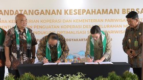 Kemenkop-Kemenpar Teken MoU Penguatan Pariwisata Lewat Koperasi