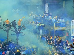 Fans Ini Apes di Pesta Juara Leeds United, Jatuh dari Pohon lalu Koma