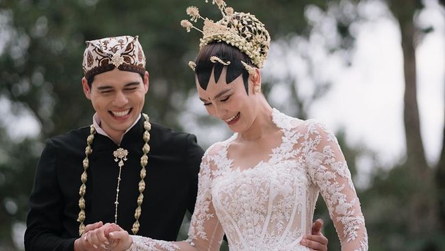 Luna Maya dan Maxime Bouttier mengikat janji setia dalam akad nikah yang digelar di resor COMO Shambhala Estate Ubud, Gianyar, Bali, pada Rabu (7/5).
