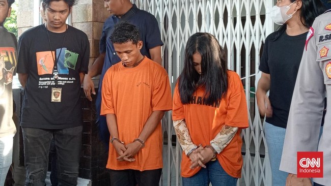 Polisi menangkap dua orang kakak beradik yang diduga menjadi pengirim paket mayat bayi lewat ojek online (ojol) di Medan, Sumatera Utara (Sumut).