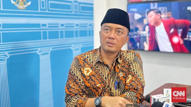 Menteri Sekretaris Negara Prasetyo Hadi menyerahkan perihal permintaan terdakwa lain di kasus dugaan korupsi impor gula juga dihentikan ke Kementerian Hukum.