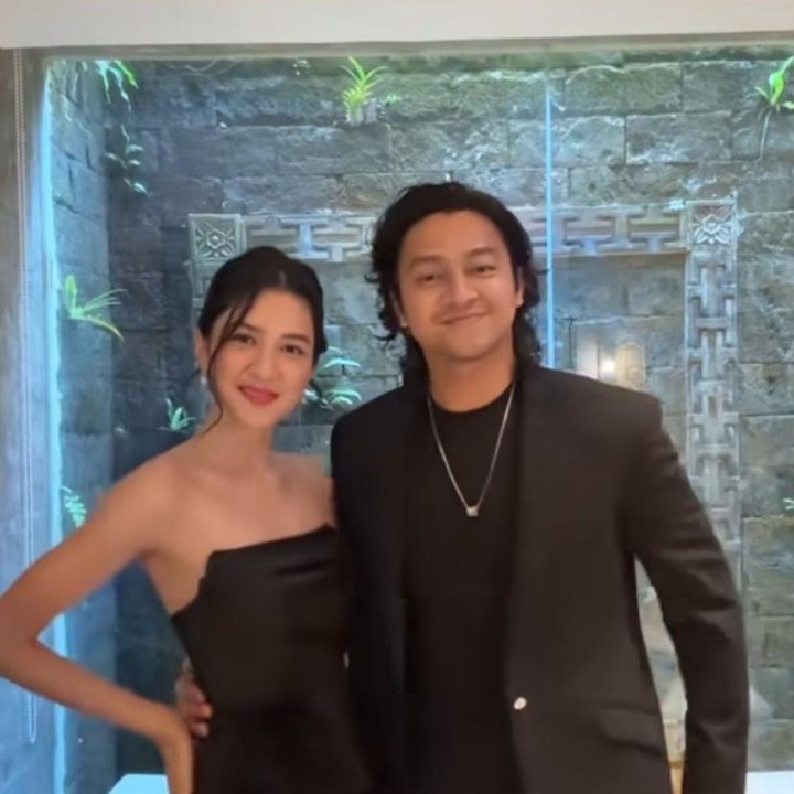 <p>Pasangan Mikha Tambayong dan Deva Mahenra terlihat classy dengan <em>outfit</em> kondangan serba hitam di acara nikahan Luna dan Maxime. Keduanya tampil serasi mengenakan busana berwarna hitam. “<em>Outfit check.</em> Lagi. Istri said,” tulis Deva, dikutip dari laman<em> Instagram@devamahenra,</em> Jumat (9/5/2025). (Foto: Instagram@miktambayong)</p>