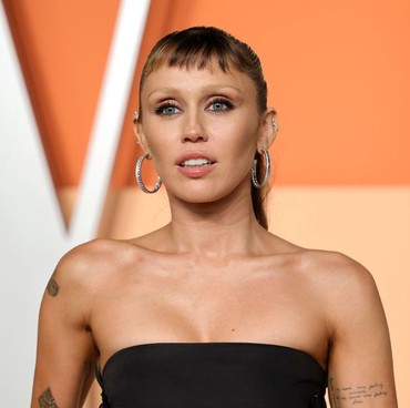 Ternyata Ini Alasan Miley Cyrus Justru Bersyukur Rumahnya Kebakaran