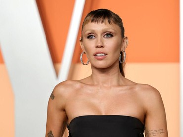img-title Ternyata Ini Alasan Miley Cyrus Justru Bersyukur Rumahnya Kebakaran