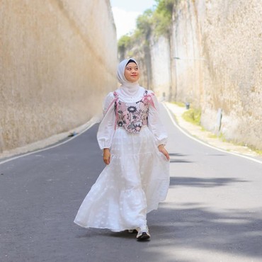 Sujud Syukur Musdalifah Basri Berhasil Selamatkan Rumah Mendiang Ortu yang Digadai Om Sendiri