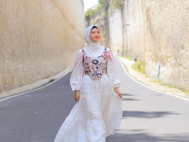 Sujud Syukur Musdalifah Basri Berhasil Selamatkan Rumah Mendiang Ortu yang Digadai Om Sendiri