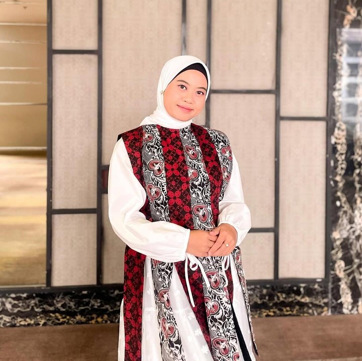 <p>Musdalifah kerap membagikan potrenya melalui laman Instagram. Dalam unggahannya, terlihat Bunda tiga anak ini lebih tirus dan singset. (Foto: Instagram: @musdalifahbasri)</p>