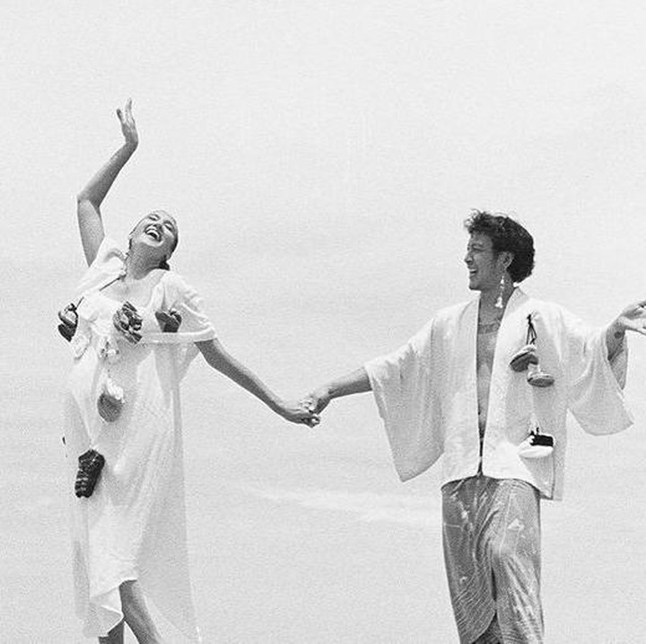 <p>Nadine Chandrawinata dan Dimas Anggara melakukan maternity shoot berlatar pantai dengan konsep yang unik di kehamilan pertama. Nadine dan Dimas memakai pakaian warna putih lengkap dengan beberapa sepatu bayi yang digunakan sebagai pelengkap asesoris. (Foto: @nadinelist).</p>