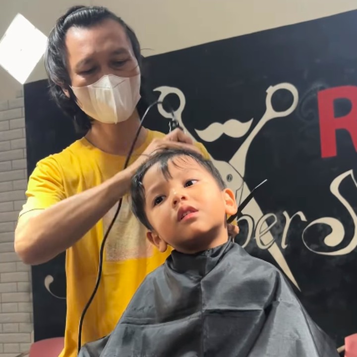 <p>Beberapa waktu lalu, Indah tampak membagikan momen ketika Naka cukur rambut. Video ini diunggah langsung olehnya melalui laman Instagram. (Foto: Instagram: @indahpermatas)</p>