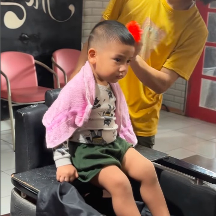 <p>Banyak netizen yang terpana dengan hasil cukuran rambut Naka nih, Bunda. Tidak sedikit netizen yang mengatakan dirinya semakin tampan dan mirip Oppa Korea yang akan berangkat wajib militer. (Foto: Instagram: @indahpermatas)</p>