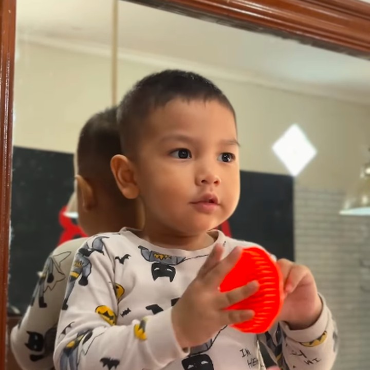 <p>"Nakaaaa. Mau berangkat wamil, ya? Ganteng amat sih kayak Oppa-Oppa Korea yang mau berangkat wamil model potongannya. Gemassss," ungkap seorang netizen. "Ahhh kamu gagah sekali Nak, makin ganteng deh. Sehat-sehat ya," puji netizen lainnya. (Foto: Instagram: @indahpermatas)</p>