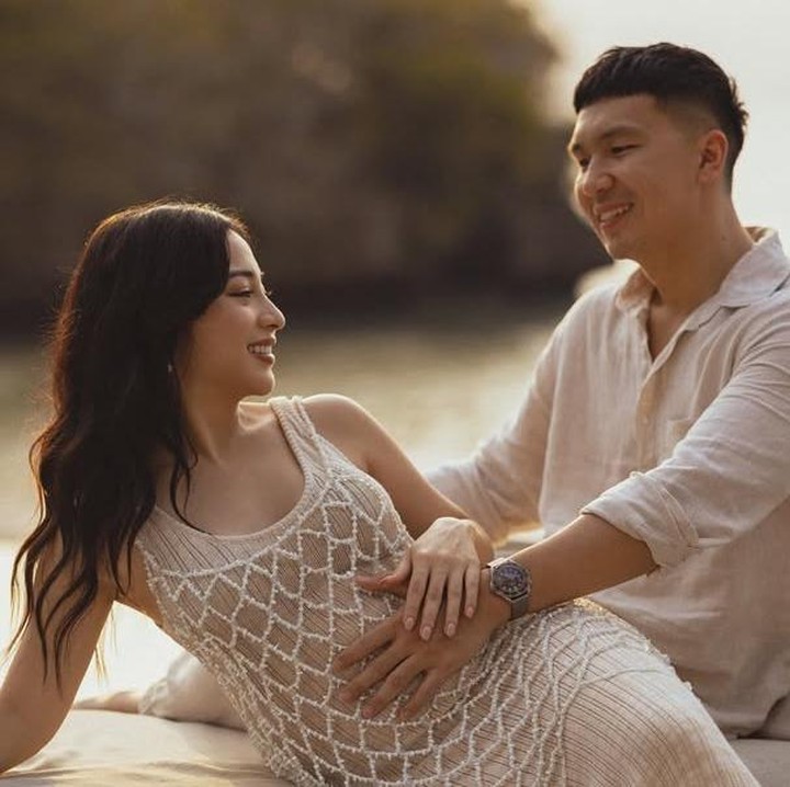 <p>Nikita Willy dan Indra melakukan maternity shoot dengan latar pantai saat hamil anak kedua. Niki tampak cantik mengenakan busana warna nude dipadukan outer jaring-jaring. Sementara Indra tampil kasual dengan polo shirt. (Foto: @nikitawillyofficial94).</p>