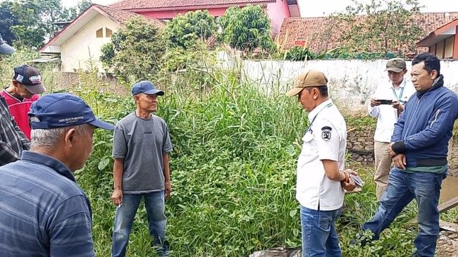 Bupati Bandung, Dadang Supriatna, merespons cepat persoalan banjir di wilayah Kecamatan Dayeuhkolot dengan membangun tiga jembatan dan TPT.