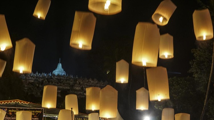 Perayaan Hari Waisak pada 10 Mei 2017 di Magelang, Jawa Tengah Magelang, Central Java, Indonesia - May 10, 2017: Buddhist followers and visitors release lanterns at Borobudur temple during the celebration for Vesak Day on May 10, 2017 in Magelang, Central Java, Indonesia. Buddhist followers all around the world celebrated Vesak day to mark the birth, the enlightenment to nirvana, and the passing away of Gautama Buddha, the founder of Buddhism.