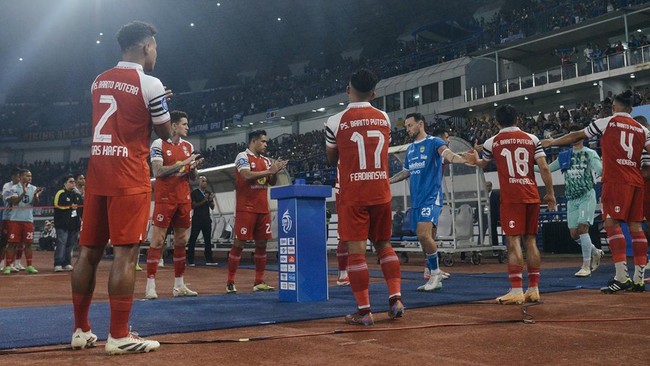Para pemain Barito Putera melakukan guard of honour kepada pemain tim juara Liga 1 2024/2025 Persib Bandung sebelum pertandingan dimulai, Jumat (9/5).