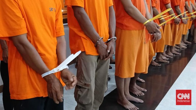 Polisi menangkap enam pelaku pungli berkedok koperasi di Pasar Induk Kramat Jati. Penindakan ini bertujuan menciptakan pasar yang aman dan bebas pungli.