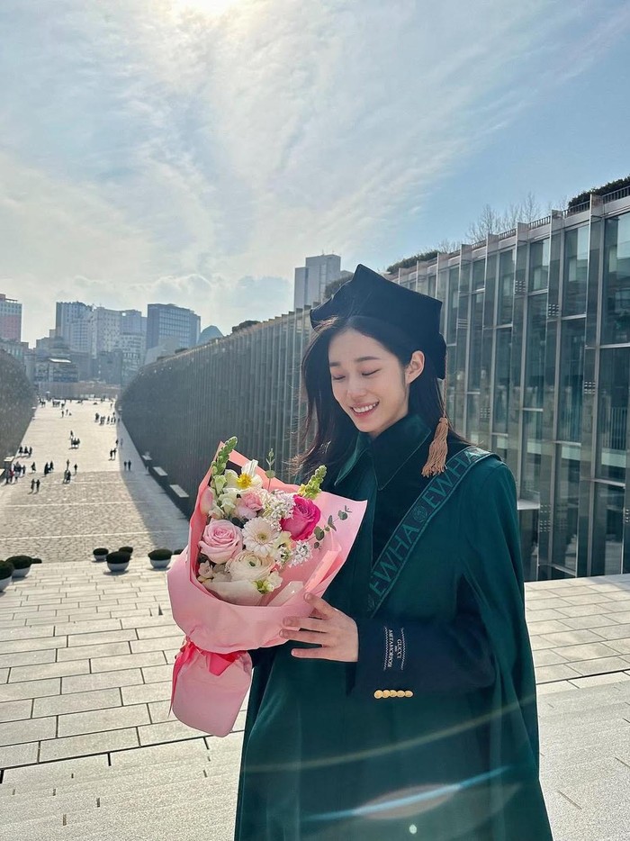 Potret kelulusan Roh Yoon Seo/ Foto: instagram.com/rohyoonseo