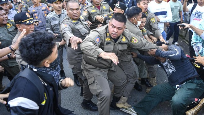 Personel Satpol PP bersitegang dengan mahasiswa sat berlangsungnya pembongkaran lapak Pasar Subuh di Samarinda, Kalimantan Timur, Jumat (9/5/2025). Pembongkaran tersebut sebagai tindak lanjut dari relokasi 57 pedagang Pasar Subuh oleh Pemerintah Kota