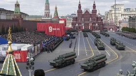 FOTO: Rusia Pamer Tank, Rudal, Jet Tempur di Parade Hari Kemenangan