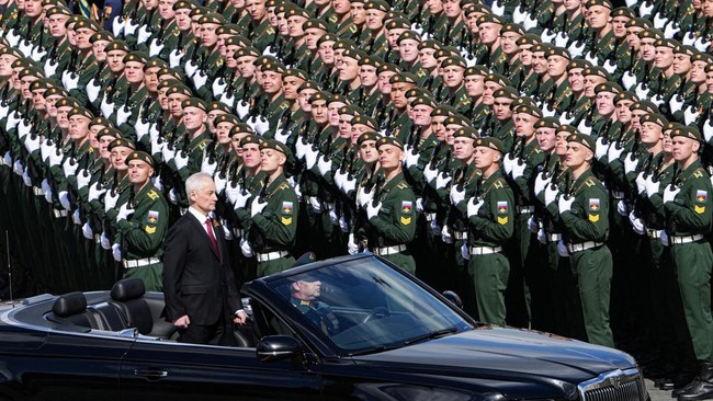 Parade militer terbesar di Rusia tahun ini diselenggarakan tanpa melibatkan tank dan rudal balistik.