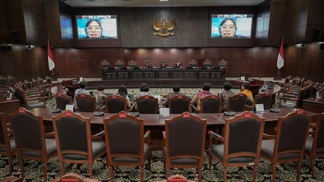 Mahkamah Konstitusi mengabulkan gugatan uji materiil atas UU Nomor 20 Tahun 2003 tentang Sistem Pendidikan Nasional.