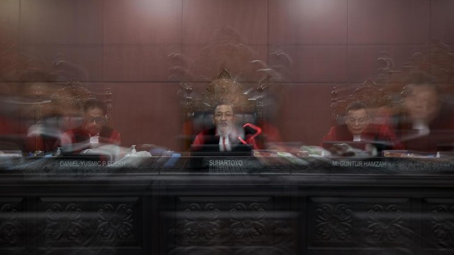 MK memutuskan penyelenggaraan pemilu nasional dan daerah dipisahkan dengan jeda waktu paling singkat dua tahun atau paling lama dua tahun dan enam bulan.