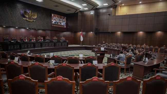 UU TNI Tembus 14 Gugatan, MK Sebut Baru Pertama dalam Sejarah Wakil Ketua MK mengatakan baru kali ini lembaga peradilan itu menggelar sidang secara serentak dengan tiga panel yang berbeda untuk perkara yang sama.