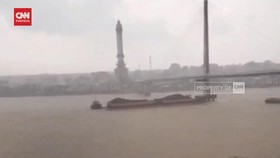 VIDEO: Kapal Togkang Batu Bara Tabrak Jembatan karena Cuaca Buruk