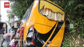 VIDEO: Tak Kuat Nanjak, Bus Pesantren di Magelang Terguling