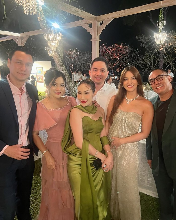 Triple couple shot! Titi Kamal bagikan potret bahagia bersama Christian Sugiono, Ayu Dewi dengan Regi Datau, serta Nia Ramadhani dan Ardi Bakrie. Masing-masing mengenakan evening dress glamor dan regal/ Foto: Instagram.com/titi_kamall