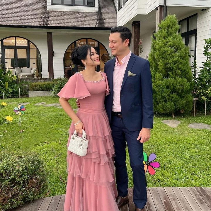 <p>Titi Kamal dan Christian Sugiono juga tampil menawan di acara pernikahan Luna. Keduanya tampil serasi mengenakan balutan busana berwarna pink bernuansa salem. Bunda dua anak itu pun terlihat anggun mengenakan <em>dress</em>, sedangkan sang suami tampil gagah dengan setelan jas dipadukan dengan kemeja baby pink. (Foto: Instagram@titi_kamall)</p>