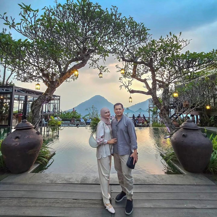 <p>Misalnya saja di tengah kesibukannya sebagai politisi, Tommy selalu menyempatkan waktu untuk sang istri. “Berbicara tapi bernada,” tulis Tommy, dikutip dari laman<em> Instagram@tommykurniawann,</em> Jumat (9/5/2025). (Foto: Instagram@tommykurniawann)</p>