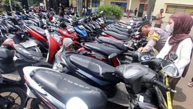 DPR Minta OJK Hapus Aturan Membolehkan Debt Collector Pihak Ketiga