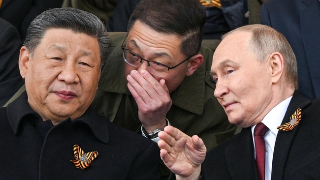 Akrab, Putin-Xi Saling Berbisik di Parade Hari Kemenangan Rusia Presiden Rusia Vladimir Putin tampak sangat akrab dengan Presiden China Xi Jinping saat menghadiri parade hari kemenangan Rusia di Moskow, Jumat (9/5).