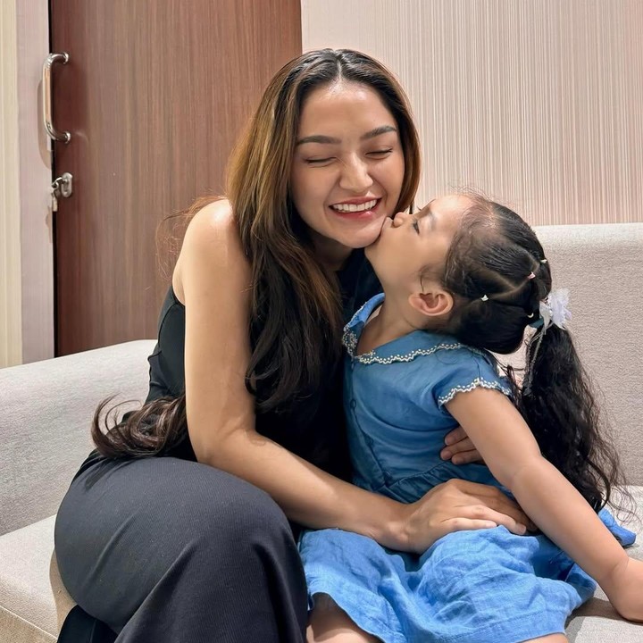 <p>Xarena Zenata Denallie Baharudin putri Siti Badriah lahir pada 18 Maret 2022, Bunda. Di tahun ini, usianya pun sudah genap tiga tahun. (Foto: Instagram: @sitibadriahh @xarenazenata)</p>