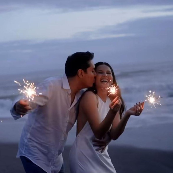 <p>Ia pun mengucapkan terima kasih kepada sang suami yang selalu memberikan dukungan. “Terima kasih atas cinta, dukungan, dan karena mampu bertahan dari obsesiku terhadap BTS seperti seorang juara,” ungkapnya. Meski idolanya adalah grup BTS, perempuan 30 tahun ini menyebut bahwa sang suami adalah idola favoritnya. “Kamu adalah biasku di kehidupan nyata, dan aku sangat bersyukur bisa menjalani hidup ini bersamamu. Mencintaimu tanpa henti,” tuturnya. (Foto: Instagram@yunitasiregar)</p>