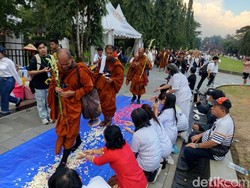 Momen 36 Biksu Thudong Jalan Kaki dari Thailand Tiba di Candi Borobudur