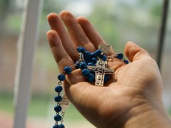 Doa Rosario Hari Ini Kamis, 3 Juli: Peristiwa Terang Yesus Tetapkan Ekaristi