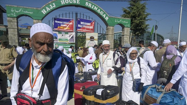 Perang dengan Pakistan, India Tangguhkan Penerbangan Haji dari Kashmir Komite Haji India menangguhkan jadwal penerbangan haji dari wilayah Kashmir hingga 14 Mei mendatang menyusul eskalasi militer dengan Pakistan memanas.