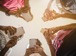 Hasil Riset Alasan Gen Z Lebih Suka Baca Posting Medsos Ketimbang Artikel