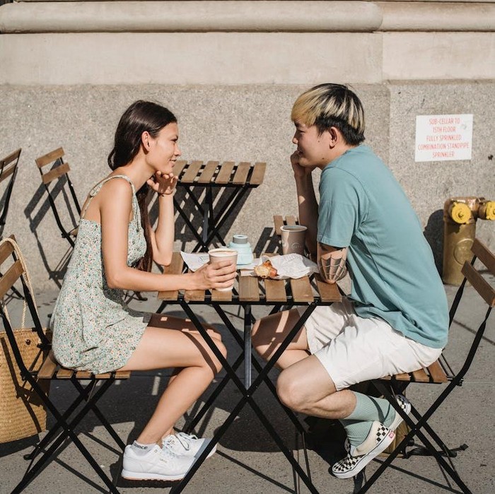 Seseorang yang mengalami emophilia kerap merasakan sensasi jatuh cinta tanpa kurun waktu. Mereka mungkin terus-menerus menganggap orang baru adalah ‘yang terbaik’, dari satu orang ke orang lainnya.