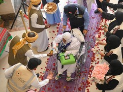 Jemaah Haji RI Mulai Tiba di Makkah, Disambut Selawat hingga Mawar
