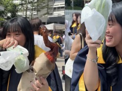 Kreasi Buket Wisuda Unik! Bebek Panggang Utuh yang Bikin Ngiler