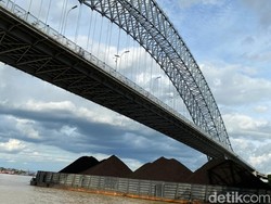 Melihat Lebih Dekat Jembatan Mahakam yang Puluhan Kali Dihantam Tongkang