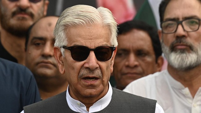 Menhan Pakistan Kwahaja Arif kritik birokrasi negara, sebut banyak pejabat tinggi korup dengan cara tertentu.