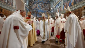 FOTO: Paus Leo XIV Pimpin Misa Pertama di Kapel Sistina